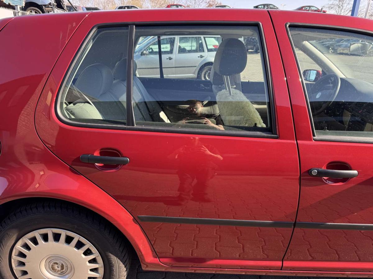 VW Golf 4 original T&uuml;r hinten rechts LC3K Canyonred Flie&szlig;heck Rohbau Bj.2000